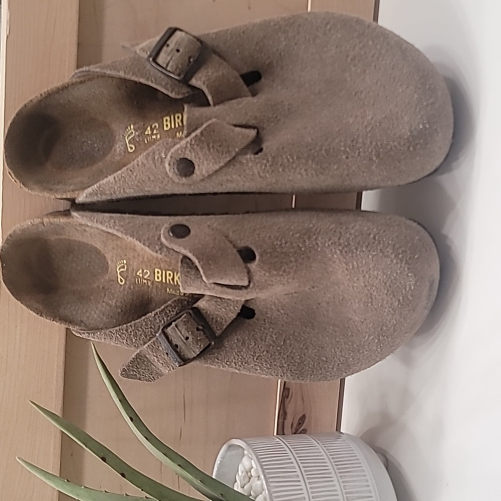 🏜 BIRKENSTOCK BOSTON SUEDE CLOGS.